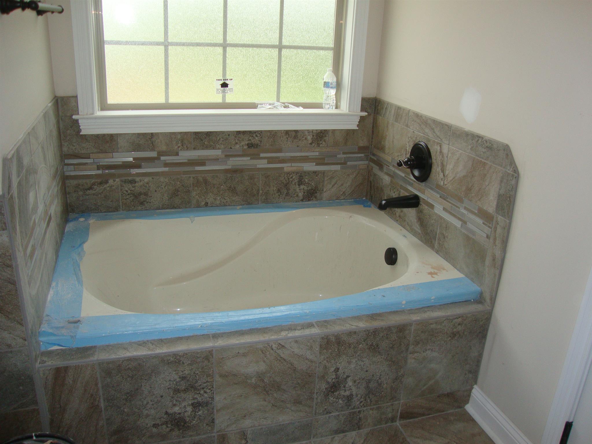3596 Drake Road Adams, TN 37010 - Photo 11 of 25 a bathroom with a bathtub
