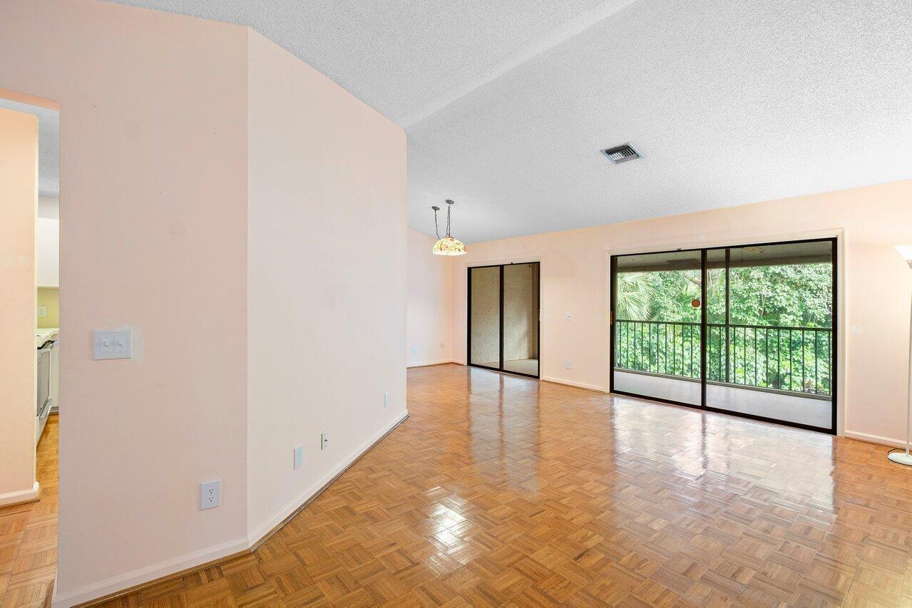 5630 Coach House Circle, Unit F Boca Raton, FL 33486 - Photo 8 of 34 VAULTED CEILINGS