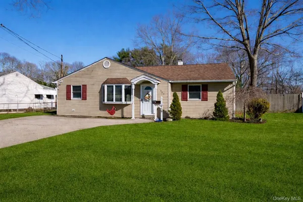 $649,950 | 869 Udall Road, West Islip, NY 11795