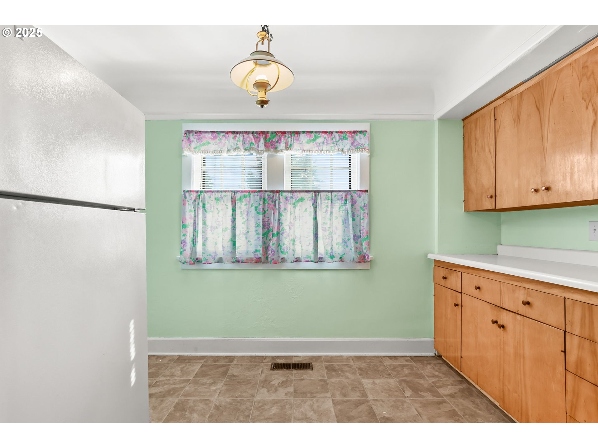 8233 Northeast Tillamook Street Portland, OR 97220 - Photo 18 of 46 view of an empty room and window