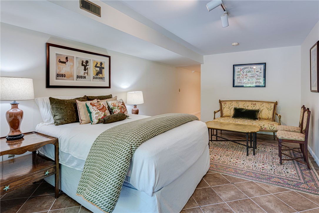 39 Brenton Road Newport, RI 02840 - Photo 27 of 40 Lower level 5 of 5 bedrooms Queen & private entrance