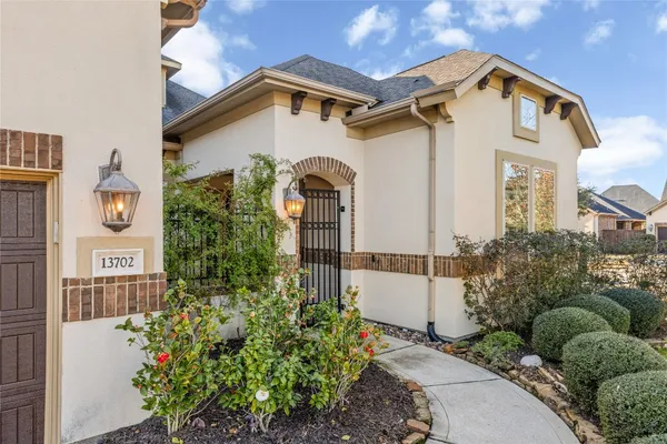 $729,000 | 13702 Banks View Court, Houston, TX 77059