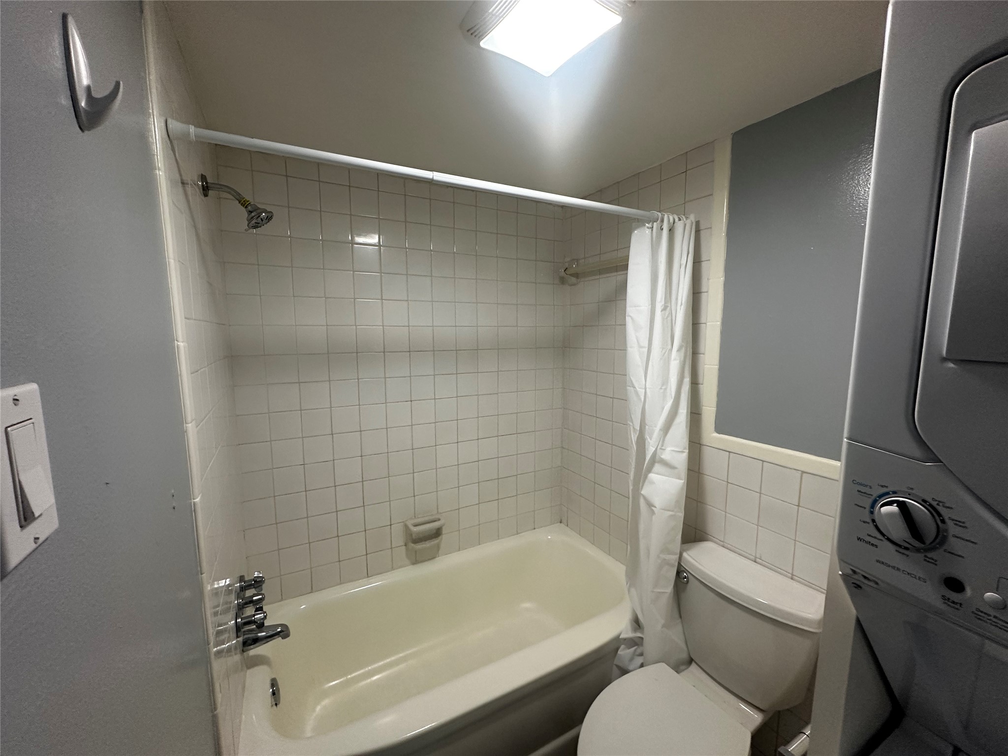 3262 Branard Street, Unit 17 Houston, TX 77098 - Photo 7 of 8 a bathroom with a toilet and a bathtub