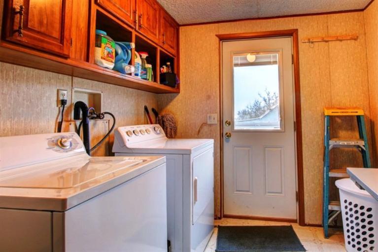8085 High Banks Road Central Point, OR 97502 - Photo 23 of 35 a view of utility room
