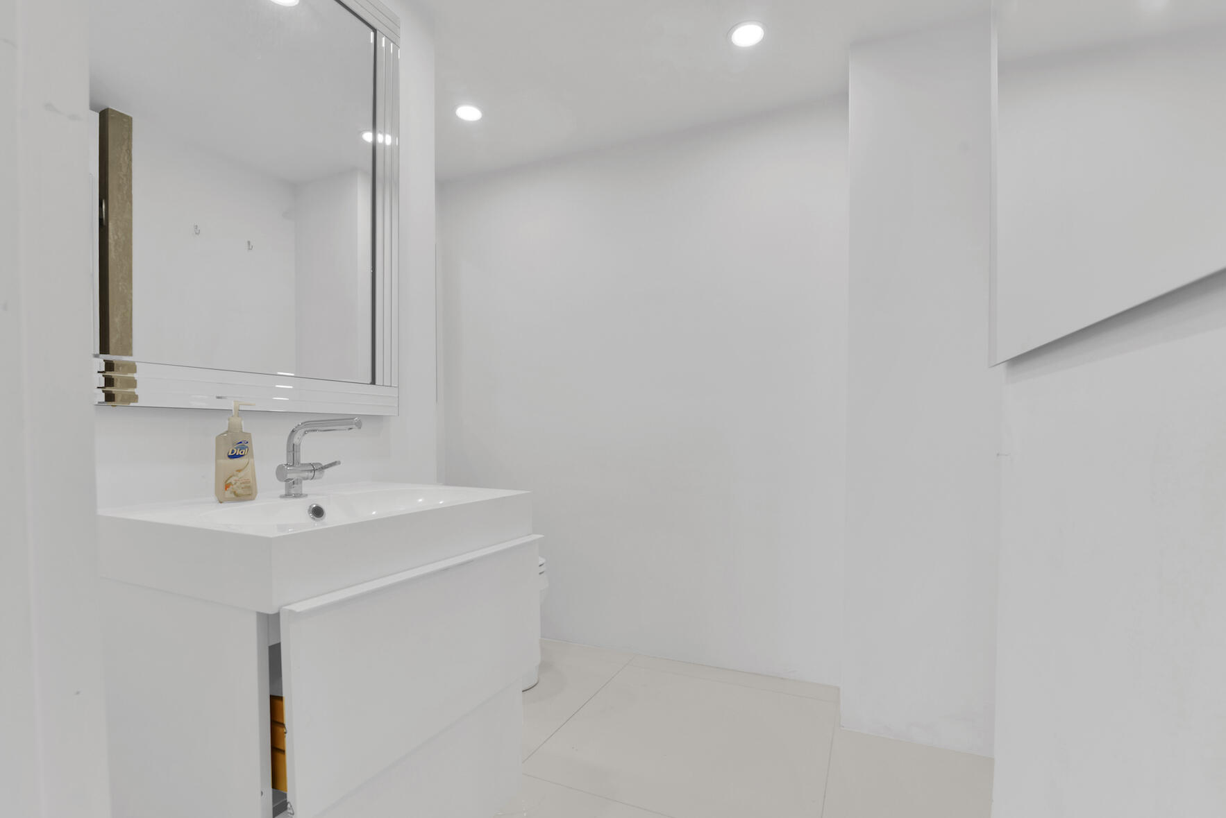 700 South Ocean Boulevard, Unit 1105 Boca Raton, FL 33432 - Photo 28 of 49 Guest bathroom