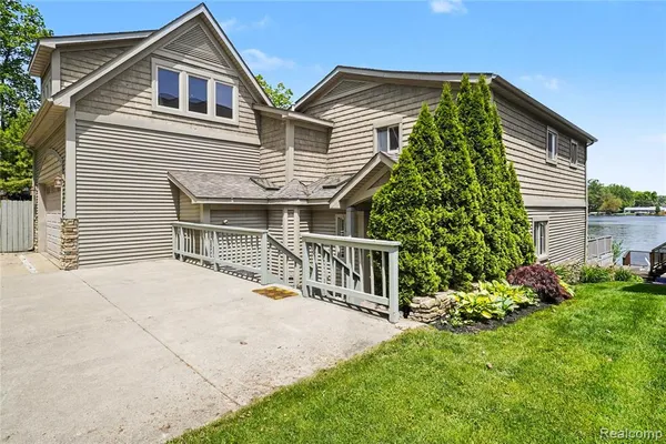 $549,900 | 8390 Peninsular Drive, Fenton, MI 48430