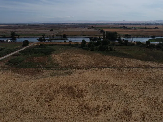 a view of a parking space