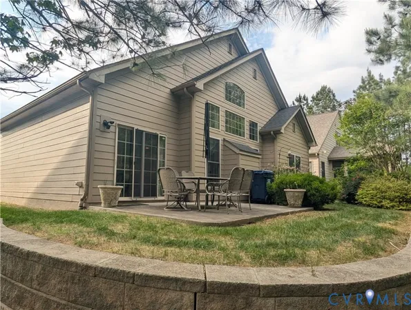 a view of a house with backyard