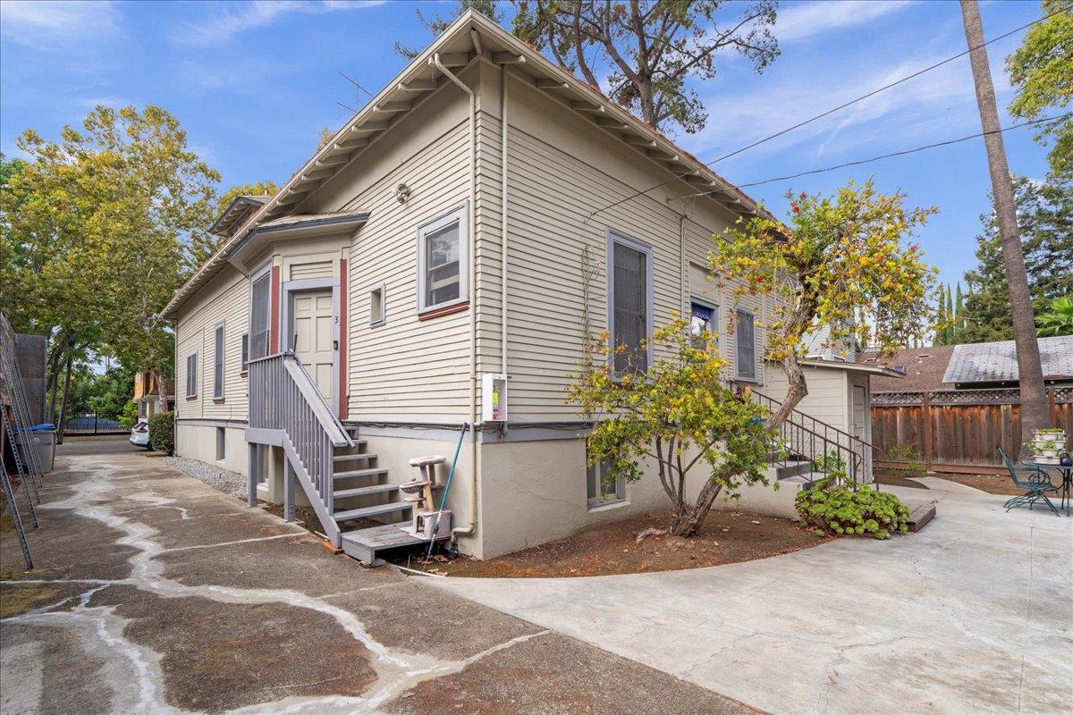 90 South 13th Street San Jose, CA 95112 - Photo 14 of 16 a view of a house with a yard and potted plants