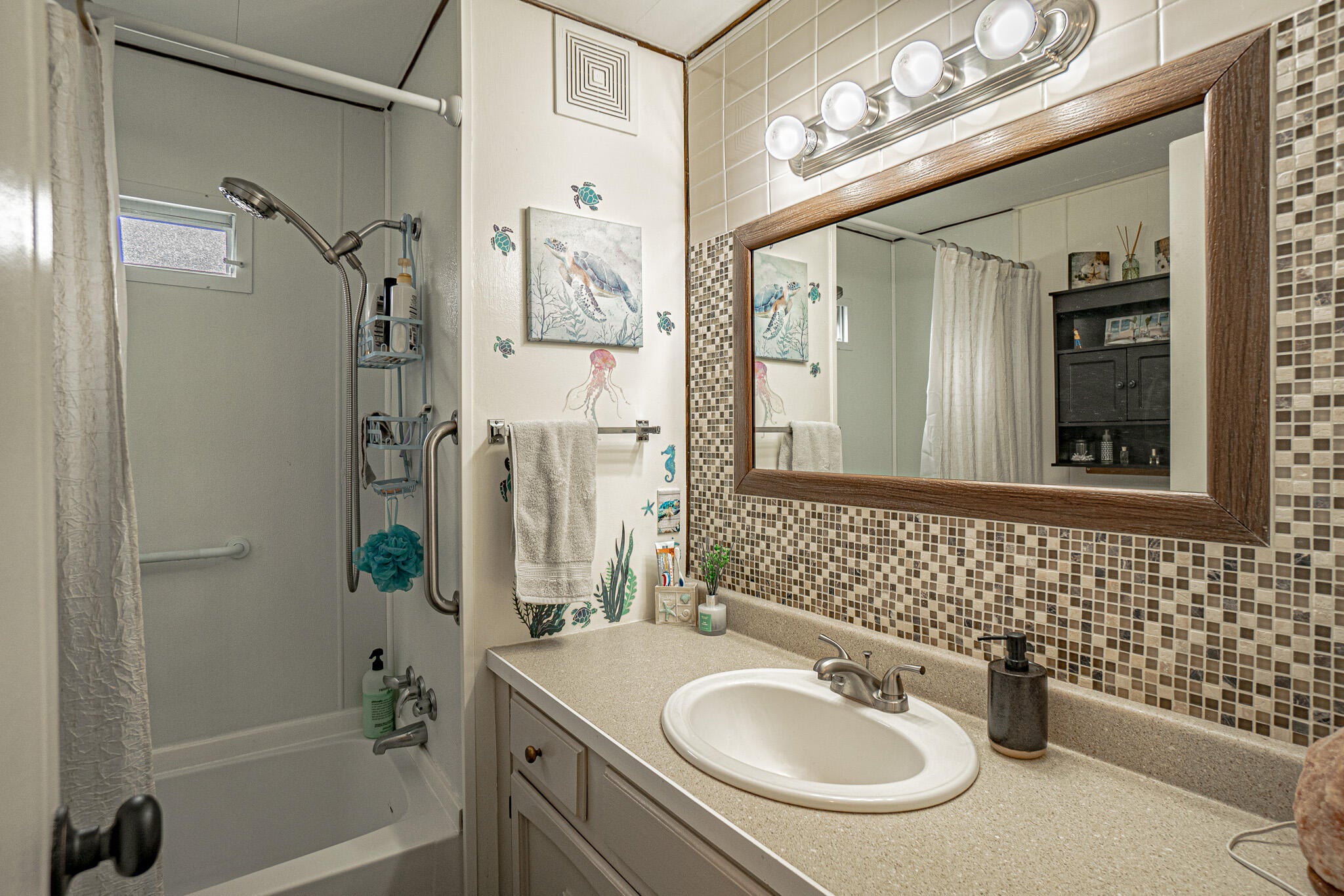 2252 Table Rock Road, Unit SPC 76 Medford, OR 97501 - Photo 15 of 26 15 Hall Bathroom