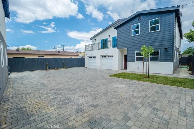 a view of a house with backyard and tree