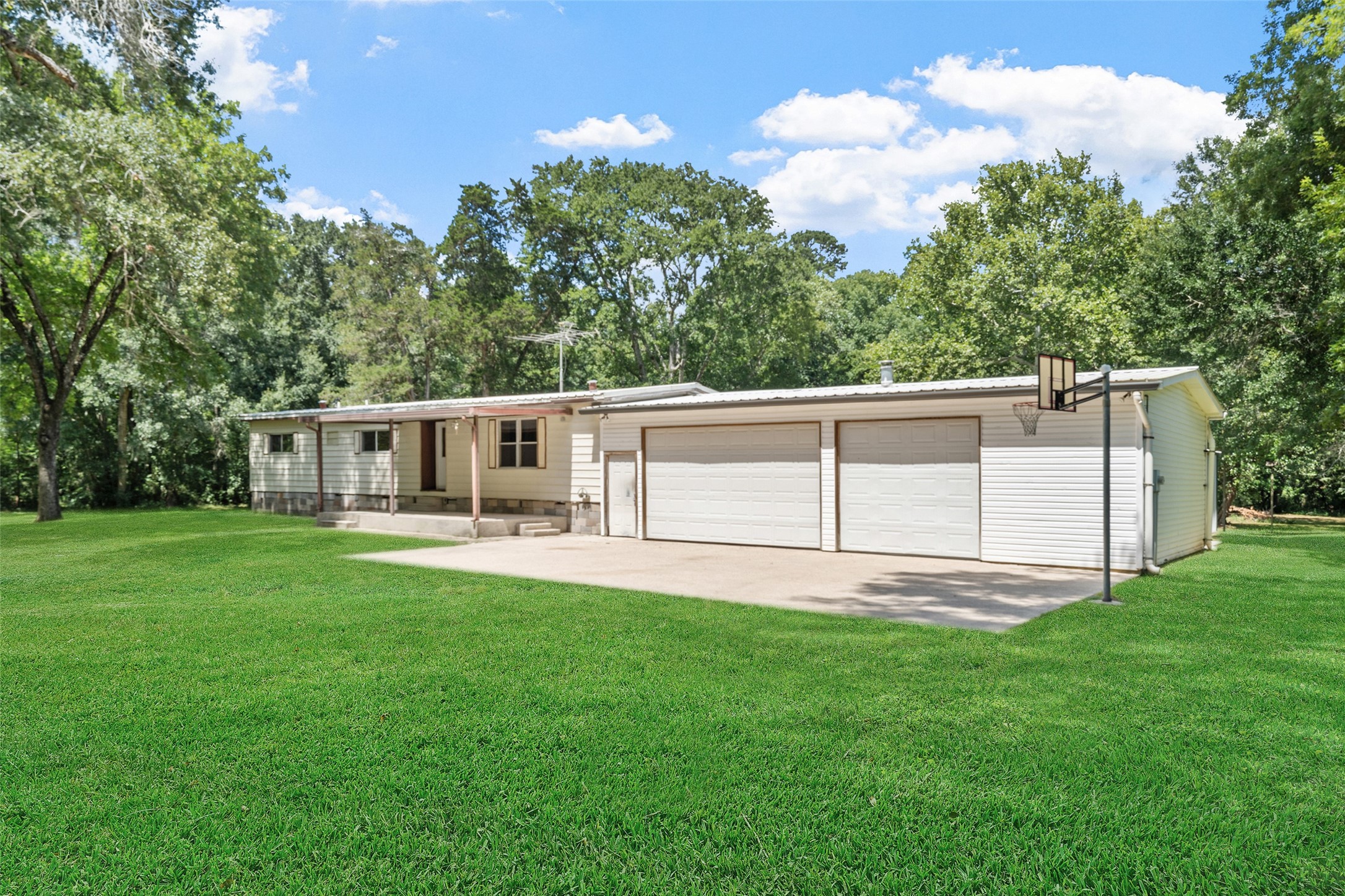 10291 Hart Road Conroe, TX 77306 - Photo 1 of 23 The home and yard are impeccably maintained by the seller!
