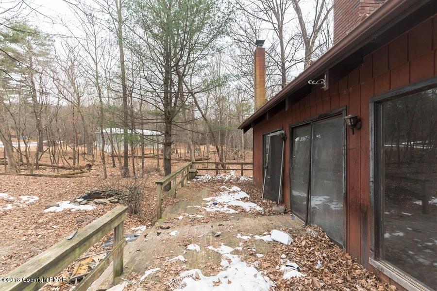 131 Rabbit Court Bushkill, PA 18324 - Photo 3 of 12 a view of a backyard of the house