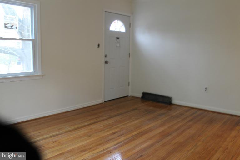 12133 Selfridge Road Silver Spring, MD 20906 - Photo 4 of 28 Living Room