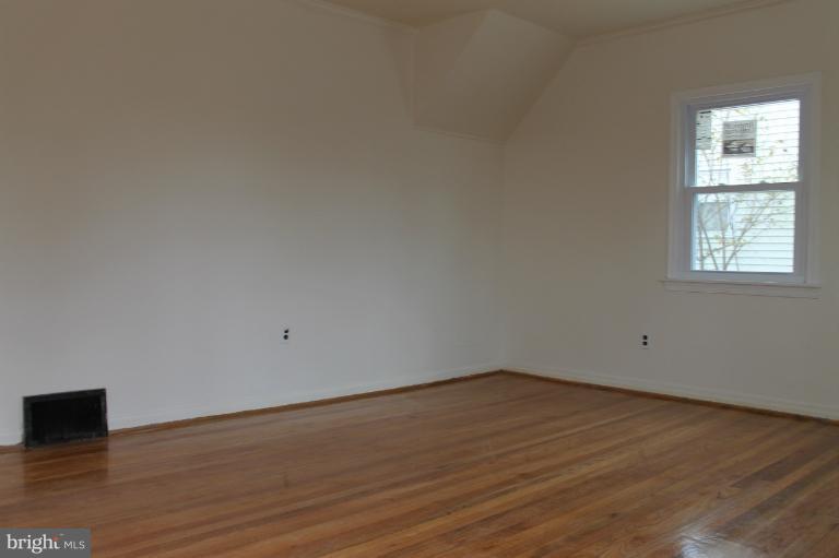 12133 Selfridge Road Silver Spring, MD 20906 - Photo 5 of 28 Living Room