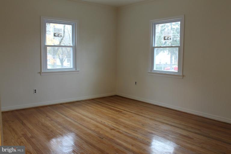 12133 Selfridge Road Silver Spring, MD 20906 - Photo 6 of 28 Living Room