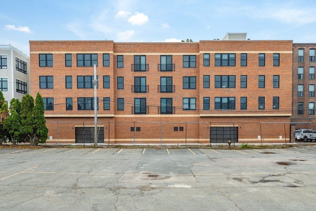 340 West 2nd Street, Unit 8 Boston, MA 02127 - Photo 29 of 38 a front view of a building
