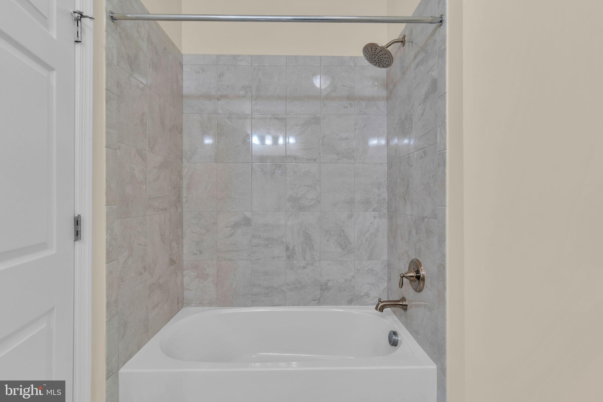 1044 Halifax Place Hamilton, NJ 08619 - Photo 21 of 39 a bathroom with a bathtub