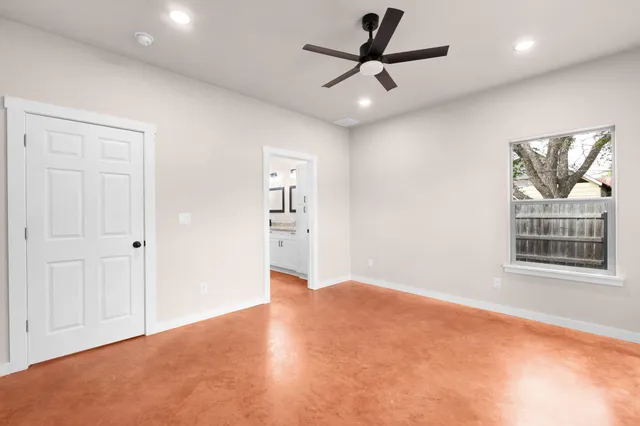 en view of an empty room with a window