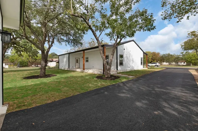 a view of a house with a yard
