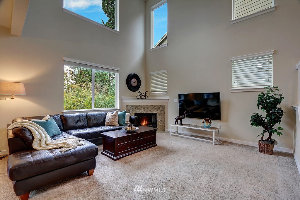 696 Ilwaco Place Northeast Renton, WA 98059 - Photo 4 of 18 Gallery Image 4