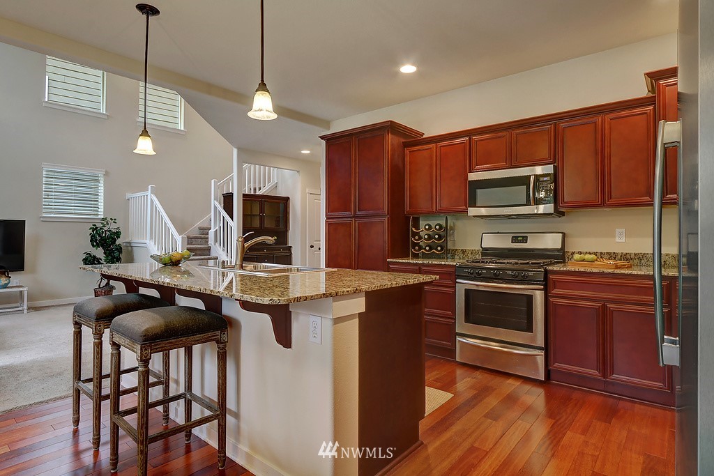 696 Ilwaco Place Northeast Renton, WA 98059 - Photo 8 of 18 Gallery Image 8