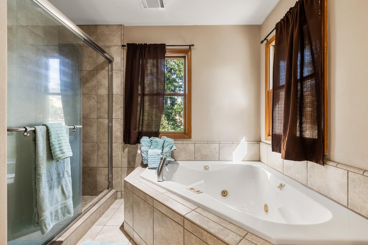 3206 Gillam Road Valley Springs, CA 95252 - Photo 17 of 44 a bathroom with a bathtub and a sink