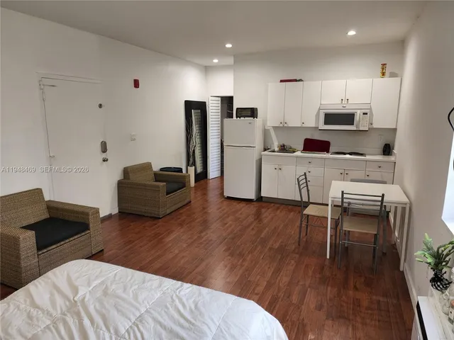 $1,750 | 1345 Pennsylvania Avenue, Unit 4C, Miami Beach, FL 33139