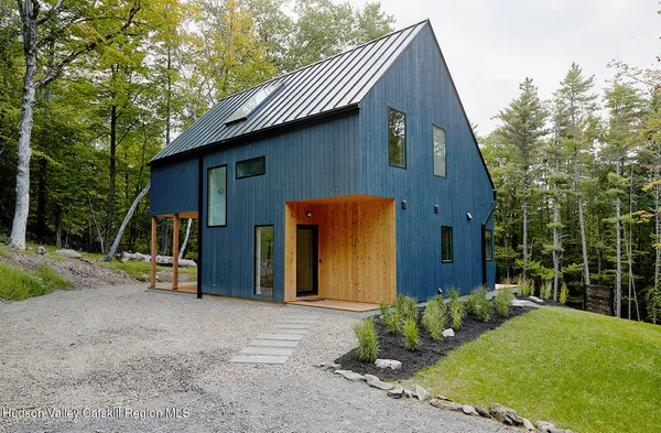 a view of a house with backyard