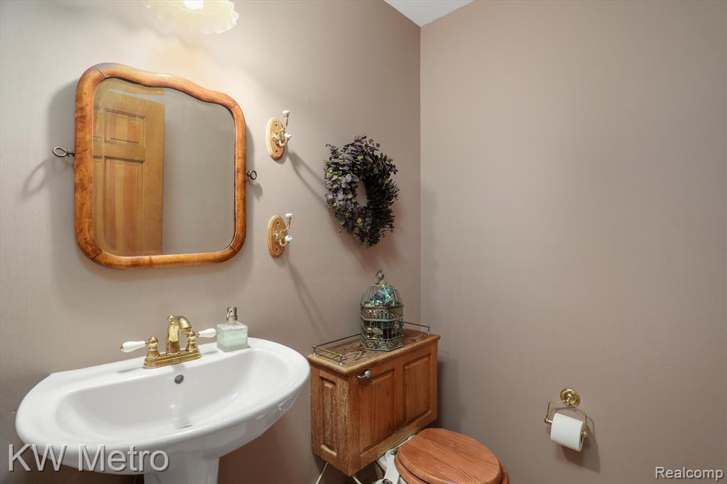 1372 Sherborn Court Rochester Hills, MI 48306 - Photo 16 of 48