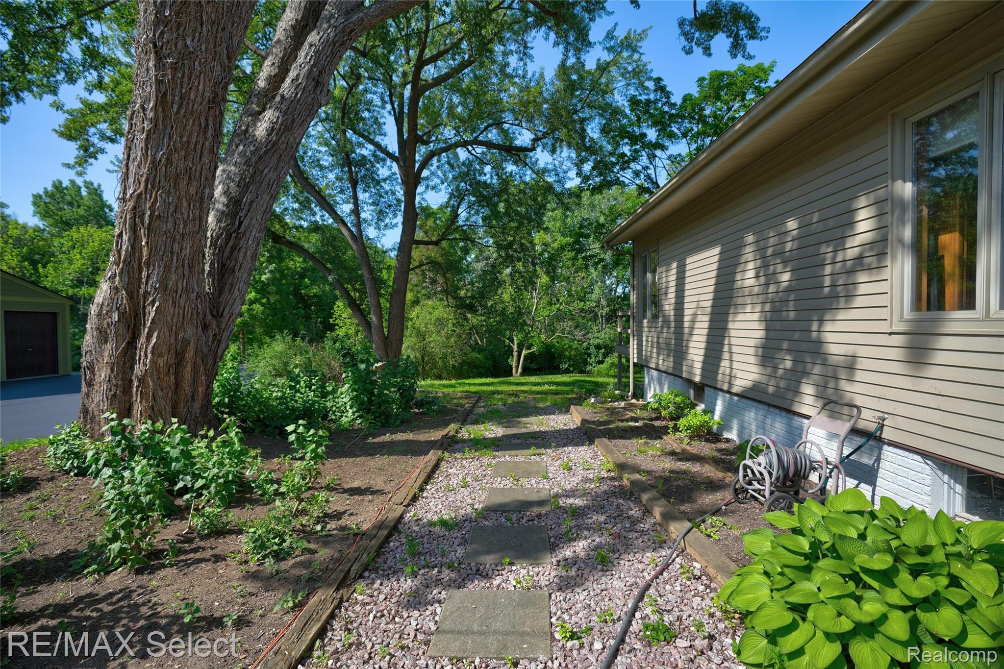 6605 Flushing Road Flushing, MI 48433 - Photo 4 of 37 6605 Flushing Rd 08.jpg