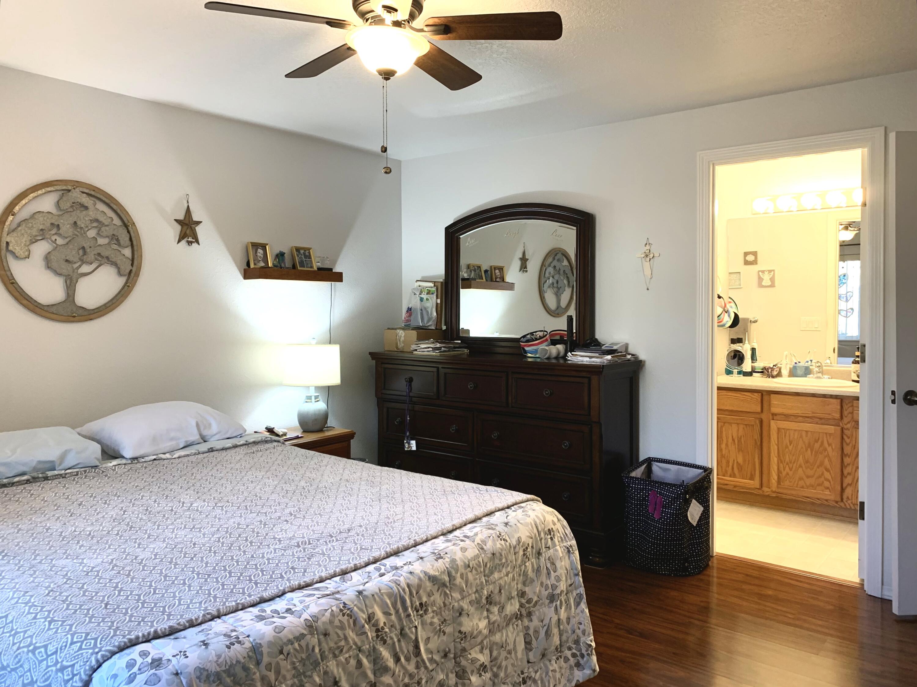 1237 Pheasant Way Central Point, OR 97502 - Photo 12 of 22 Primary Bed and Bath