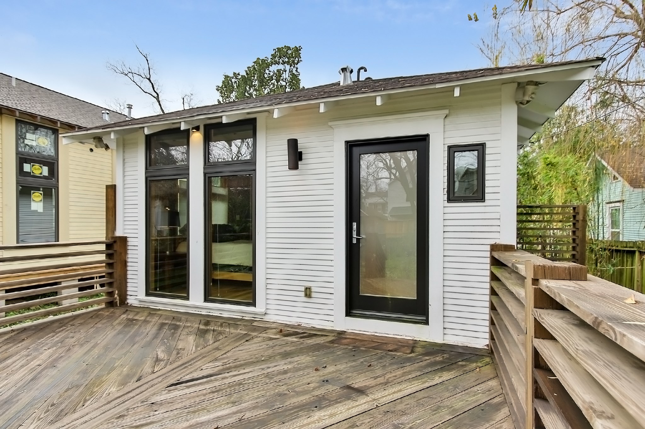 811 East 23rd Street Houston, TX 77009 - Photo 27 of 30 a front view of a house with a large window