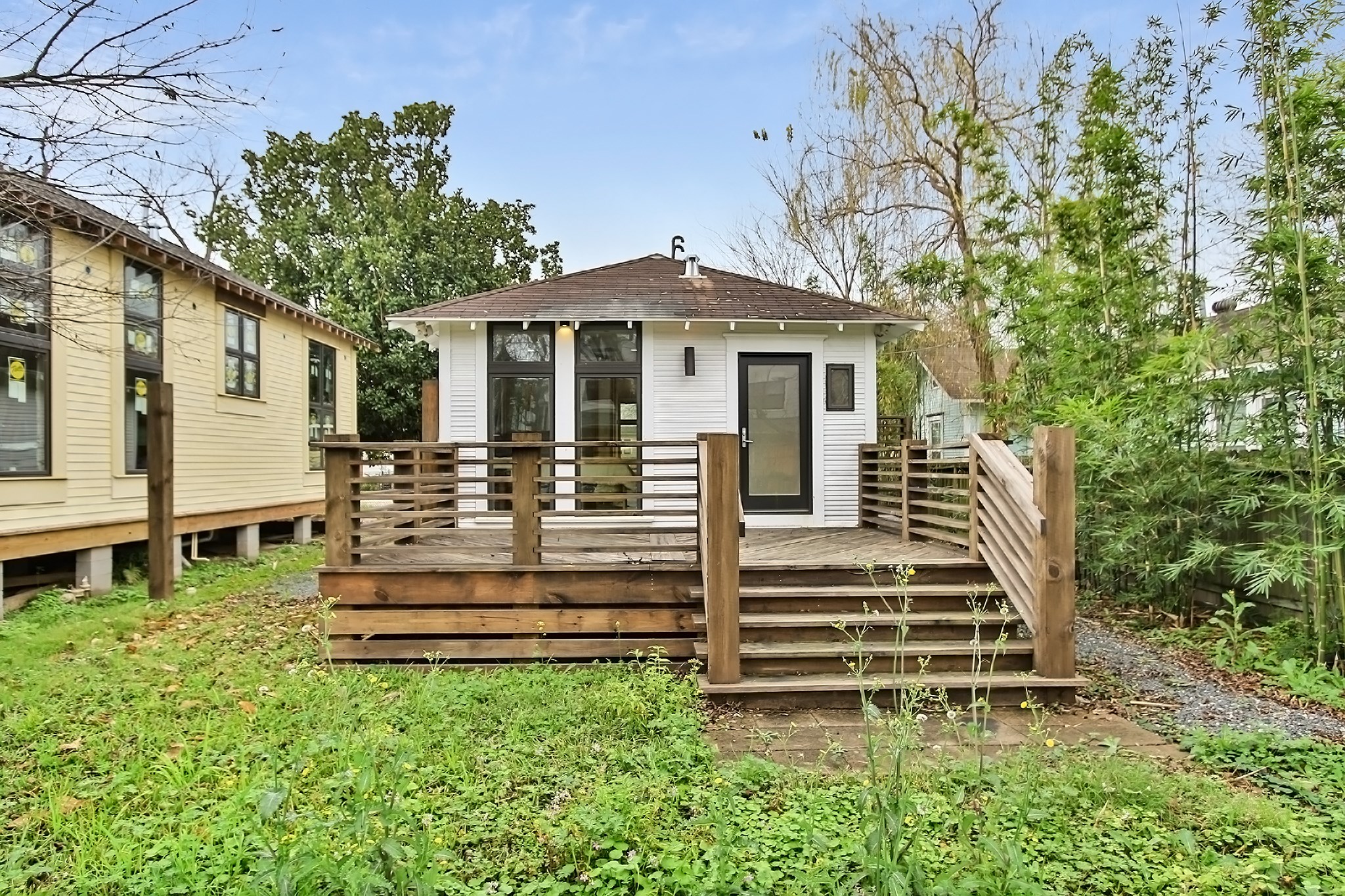 811 East 23rd Street Houston, TX 77009 - Photo 28 of 30 a front view of a house with a yard