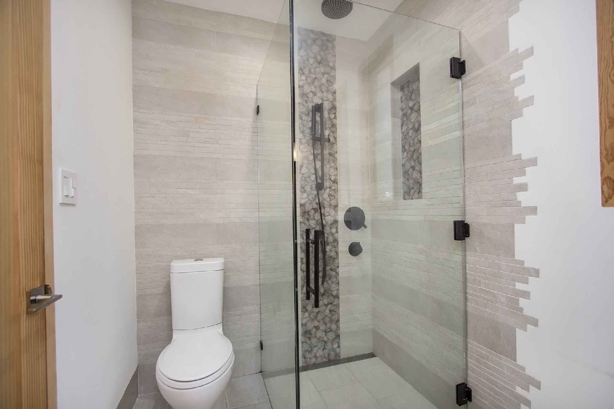 811 East 23rd Street Houston, TX 77009 - Photo 6 of 30 a bathroom with a toilet and shower