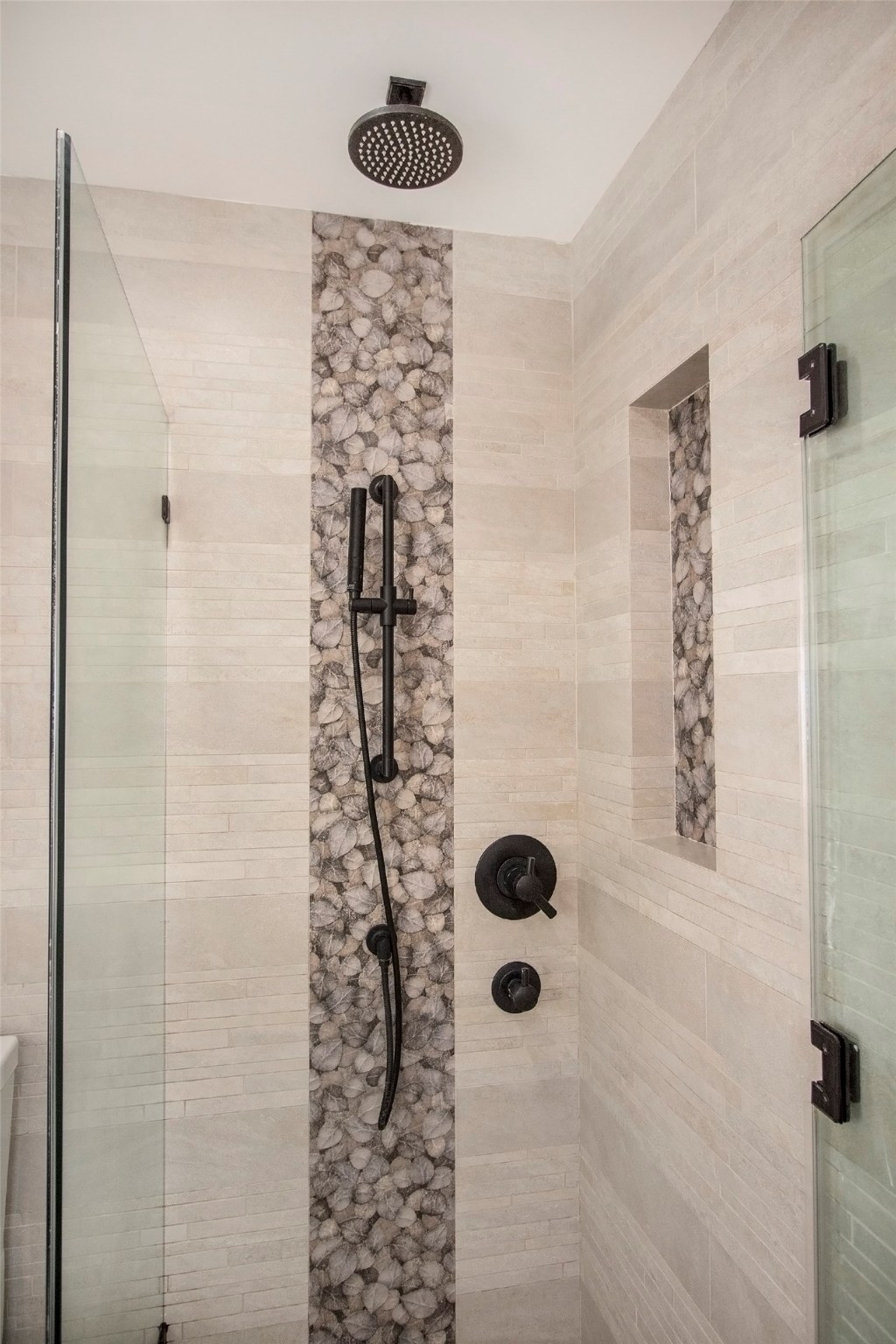 811 East 23rd Street Houston, TX 77009 - Photo 8 of 30 a bathroom with a shower