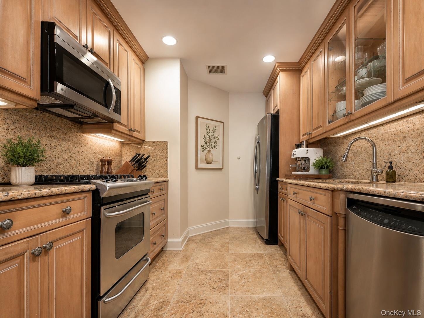 171 Great Neck Road, Unit 2G Great Neck, NY 11021 - Photo 9 of 19