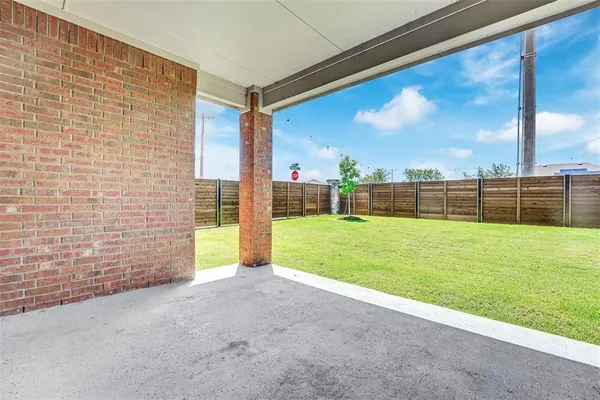 a view of an outdoor space with backyard