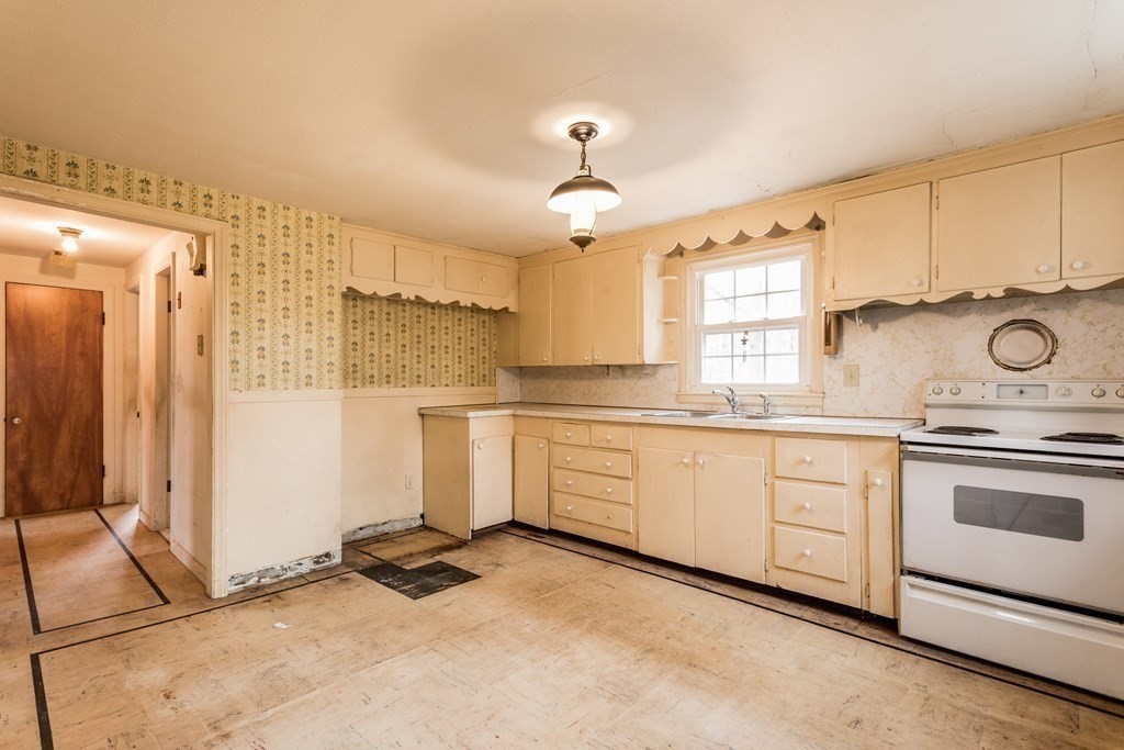 32 Mayflower Road Leicester, MA 01524 - Photo 8 of 28 Gallery Image 8