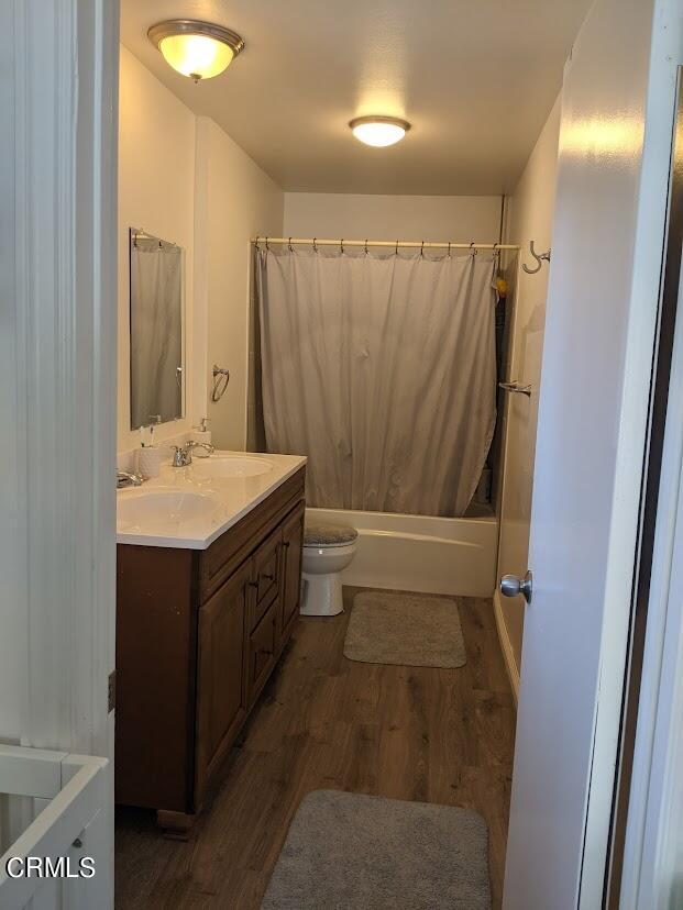 553 South E Street Oxnard, CA 93030 - Photo 15 of 29 Full bath upstairs.