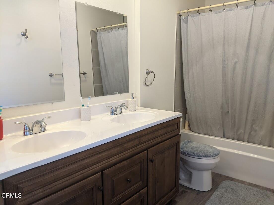 553 South E Street Oxnard, CA 93030 - Photo 16 of 29 Full bath upstairs 1