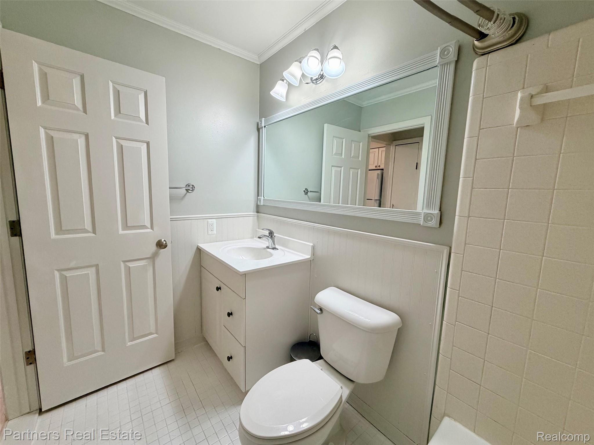 507 West Highland Road, Unit 11 Howell, MI 48843 - Photo 18 of 29 Full Bath