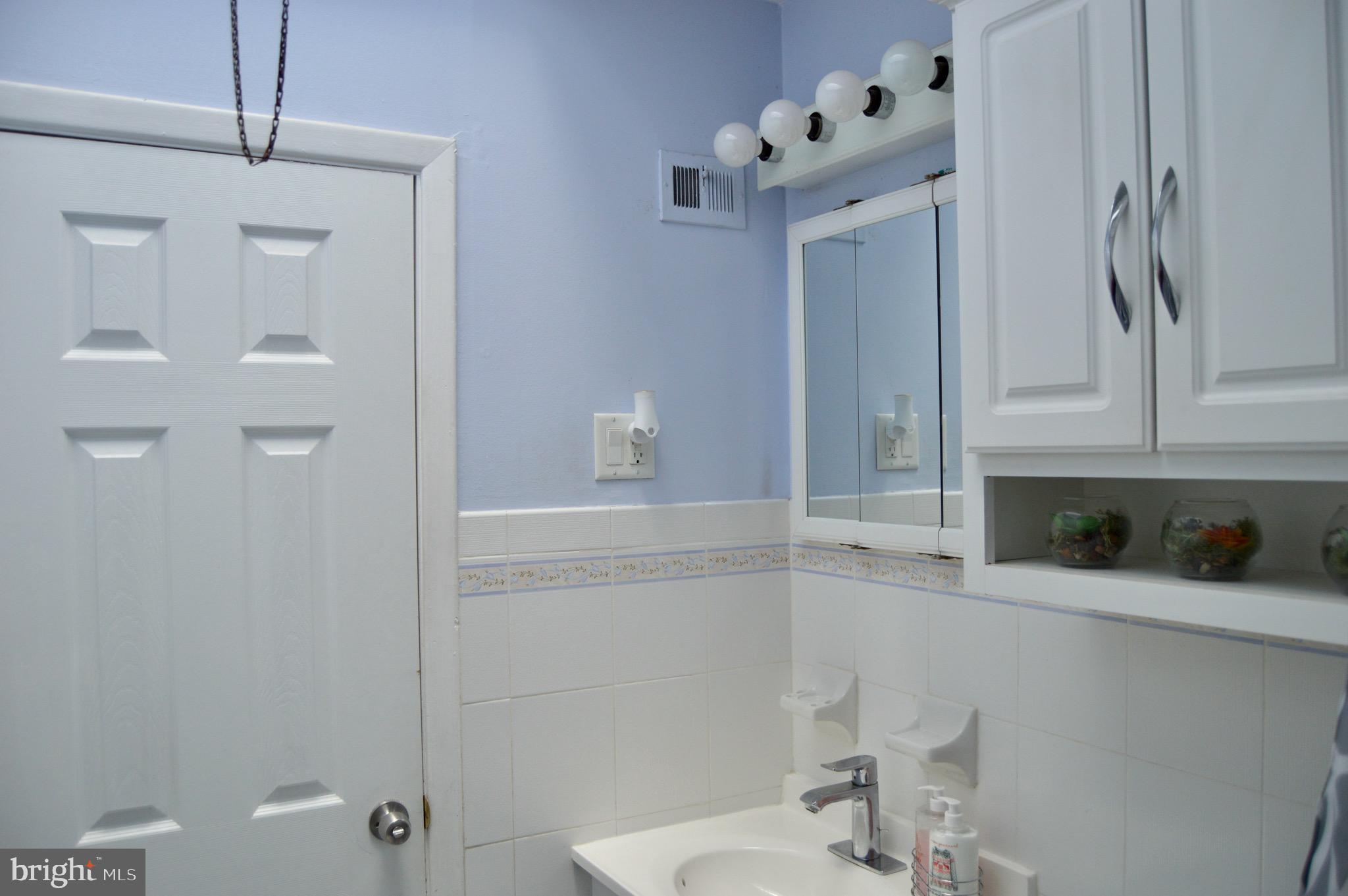 10217 Calera Road Philadelphia, PA 19114 - Photo 20 of 37 Upstairs Bath