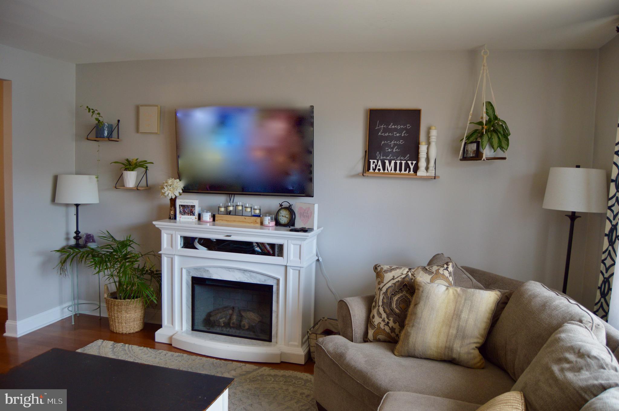 10217 Calera Road Philadelphia, PA 19114 - Photo 4 of 37 Living Room