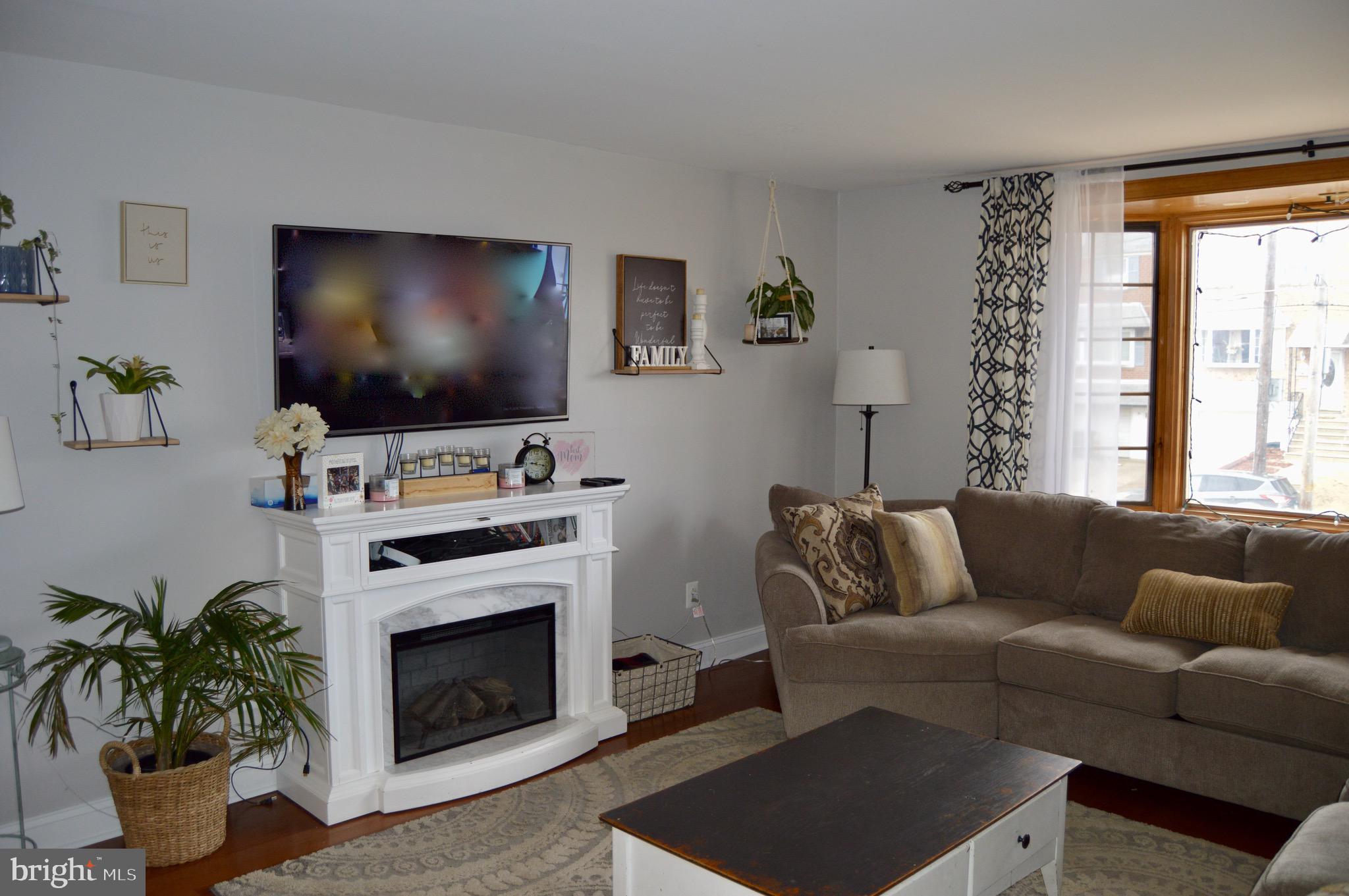 10217 Calera Road Philadelphia, PA 19114 - Photo 5 of 37 Living Room