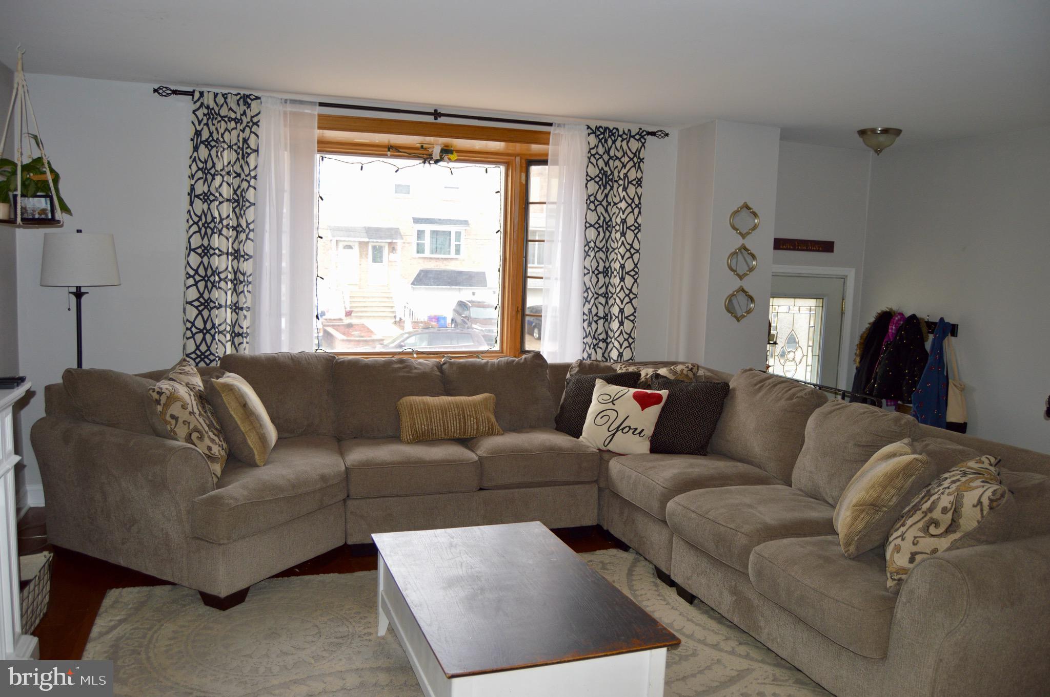 10217 Calera Road Philadelphia, PA 19114 - Photo 6 of 37 Living Room