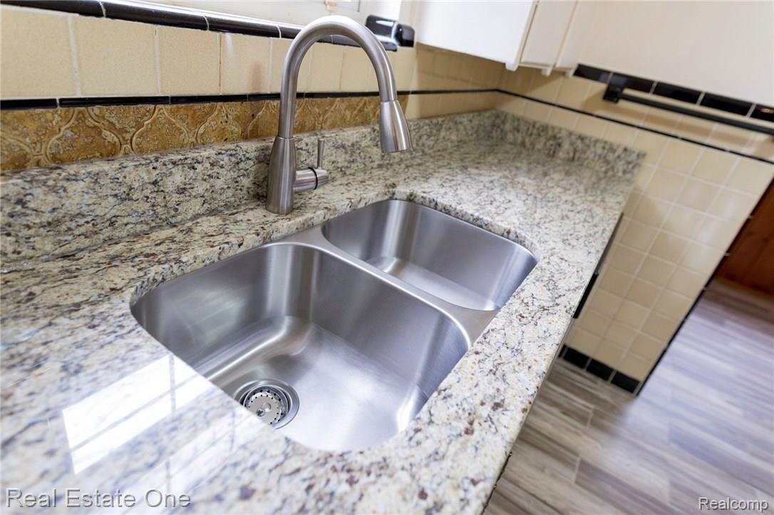 180 Riverside Drive Detroit, MI 48215 - Photo 12 of 30 Sink.jpg