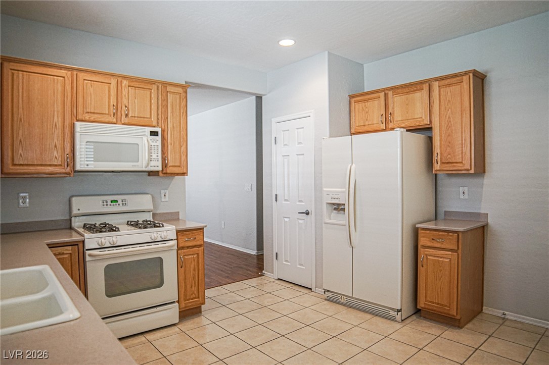 2352 Apparition Street Henderson, NV 89044 - Photo 14 of 29 Kitchen