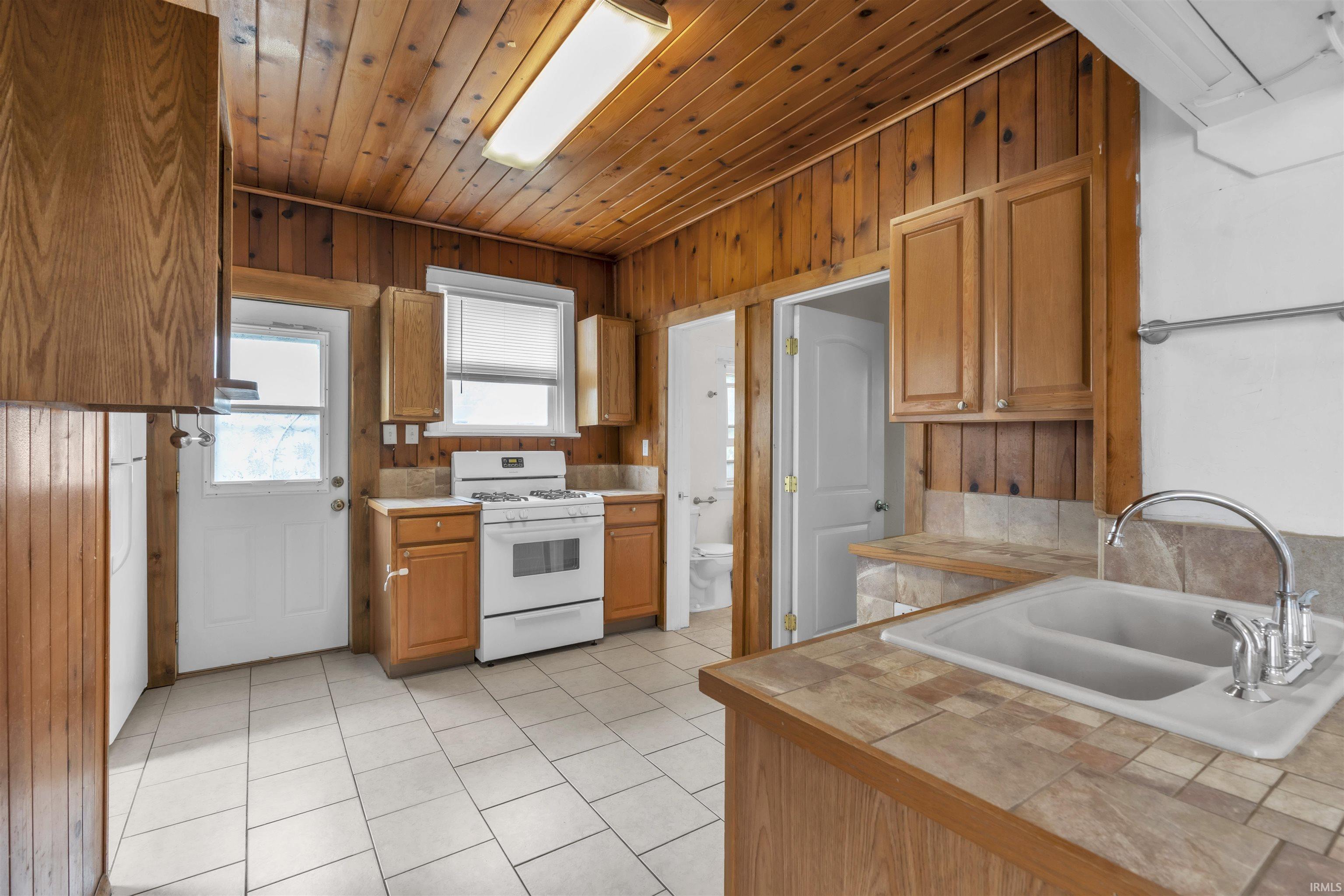 1305 Sinclair Street Fort Wayne, IN 46808 - Photo 4 of 24