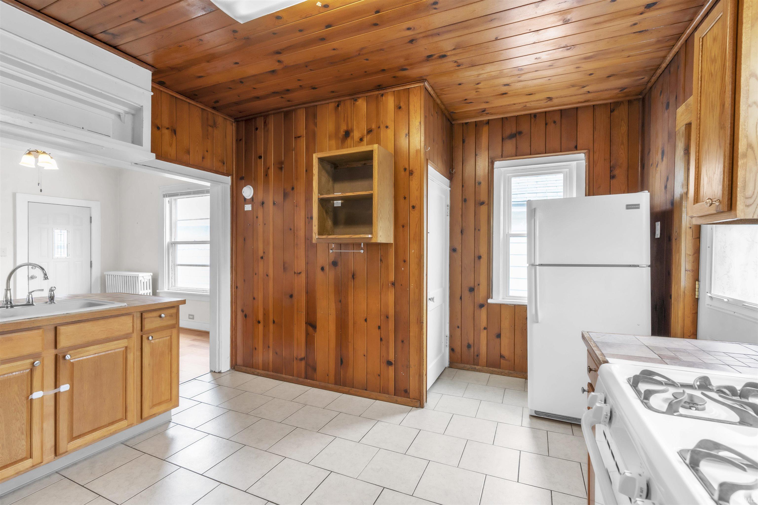 1305 Sinclair Street Fort Wayne, IN 46808 - Photo 7 of 24